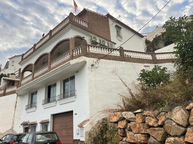 4 bedroom Townhouse for rent in Canillas de Aceituno with pool garage - € 1,400 (Ref: 10163315)