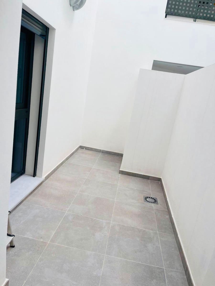 2 soverom Leilighet til leie i Malaga by med svømmebasseng garasje - € 1 800 (Ref: 10170151)