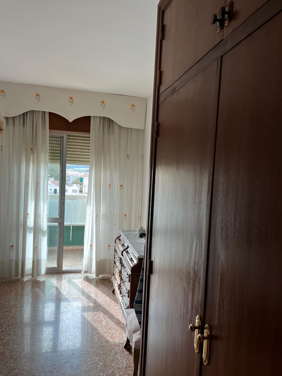 3 bedroom Flat for rent in Velez-Malaga with garage - € 800 (Ref: 8173841)