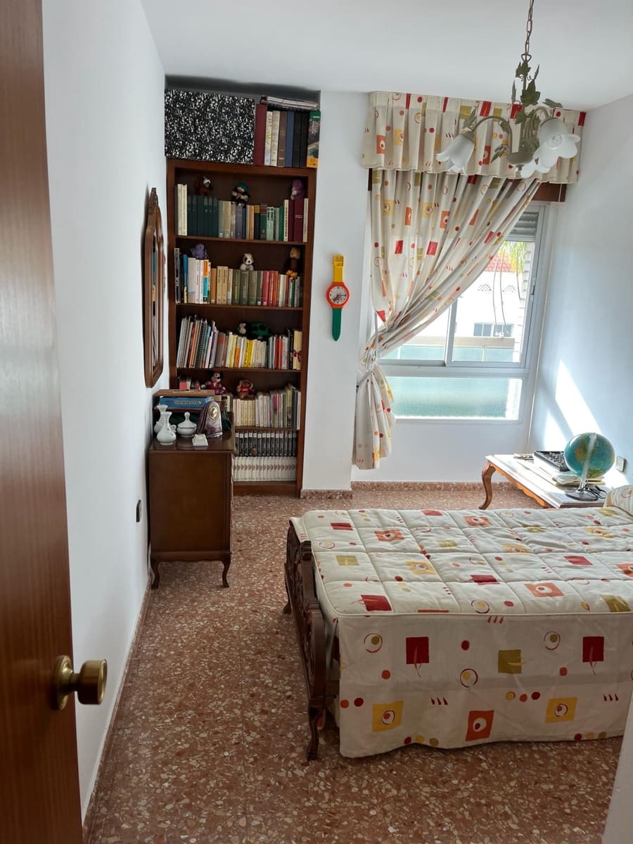 3 bedroom Flat for rent in Velez-Malaga with garage - € 800 (Ref: 8173841)
