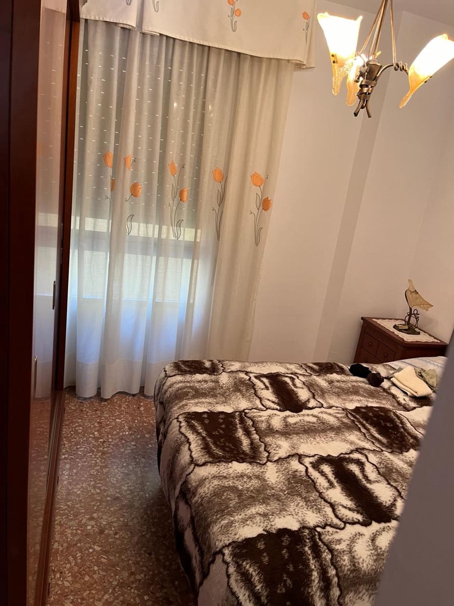 3 bedroom Flat for rent in Velez-Malaga with garage - € 800 (Ref: 8173841)