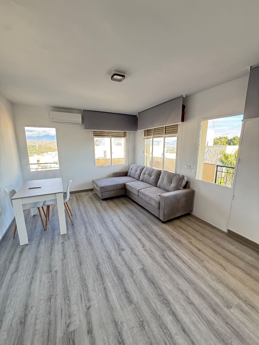 Piso de 2 habitaciones en Coín en alquiler - 1.000 € (Ref: 9432845)