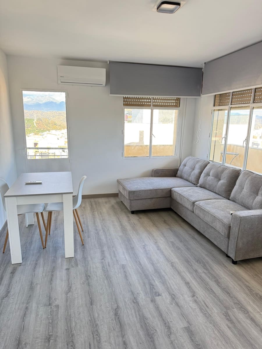 Piso de 2 habitaciones en Coín en alquiler - 1.000 € (Ref: 9432845)