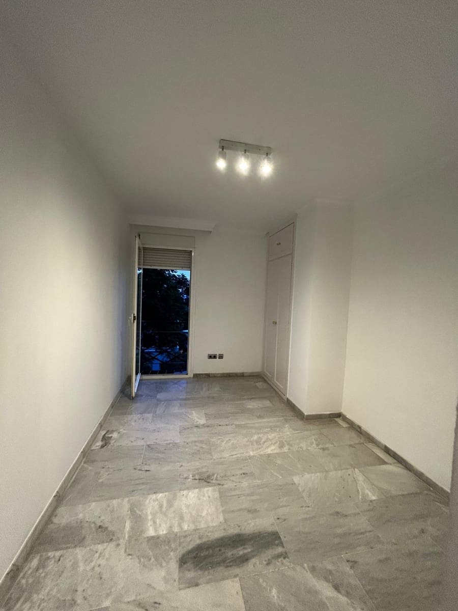 3 sypialnia Mieszkanie do wynajęcia w Miasto Malaga z basenem garażem - 2 200 € (Ref: 9436540)