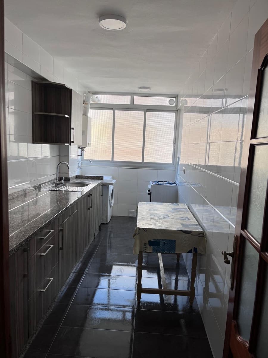 3 soveværelse Lejlighed til leje i Malaga by - € 1.050 (Ref: 9450536)