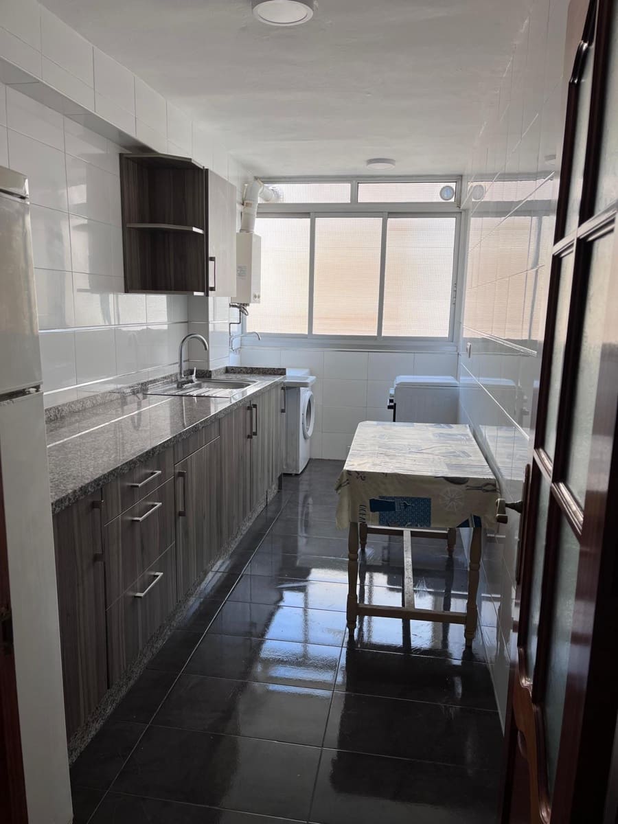 3 soveværelse Lejlighed til leje i Malaga by - € 1.050 (Ref: 9450536)