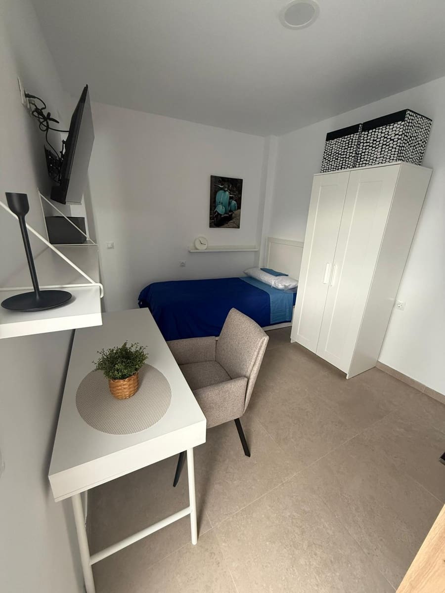 Studio for rent in Malaga city - € 750 (Ref: 9497947)