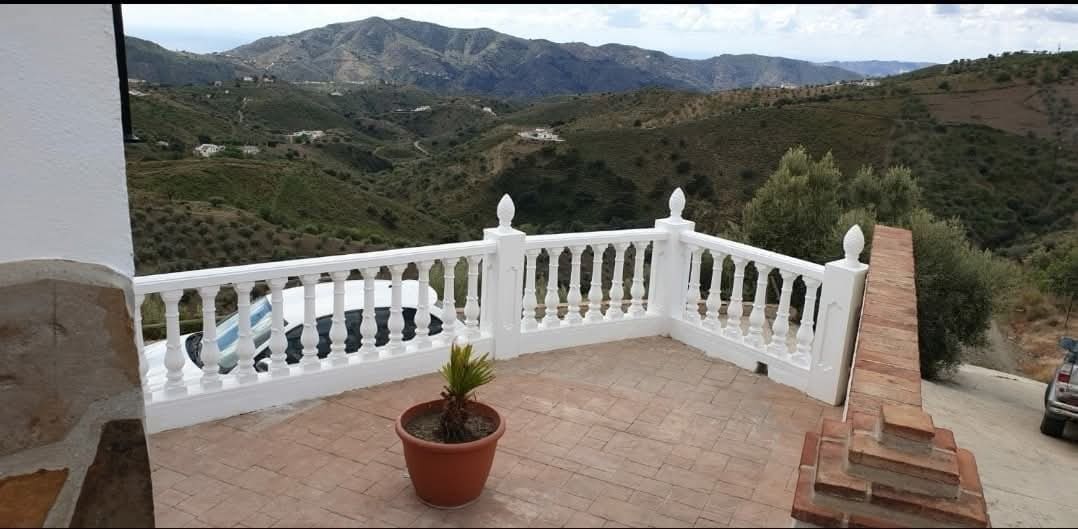 3 bedroom Townhouse for rent in Sedella with garage - € 800 (Ref: 9538884)