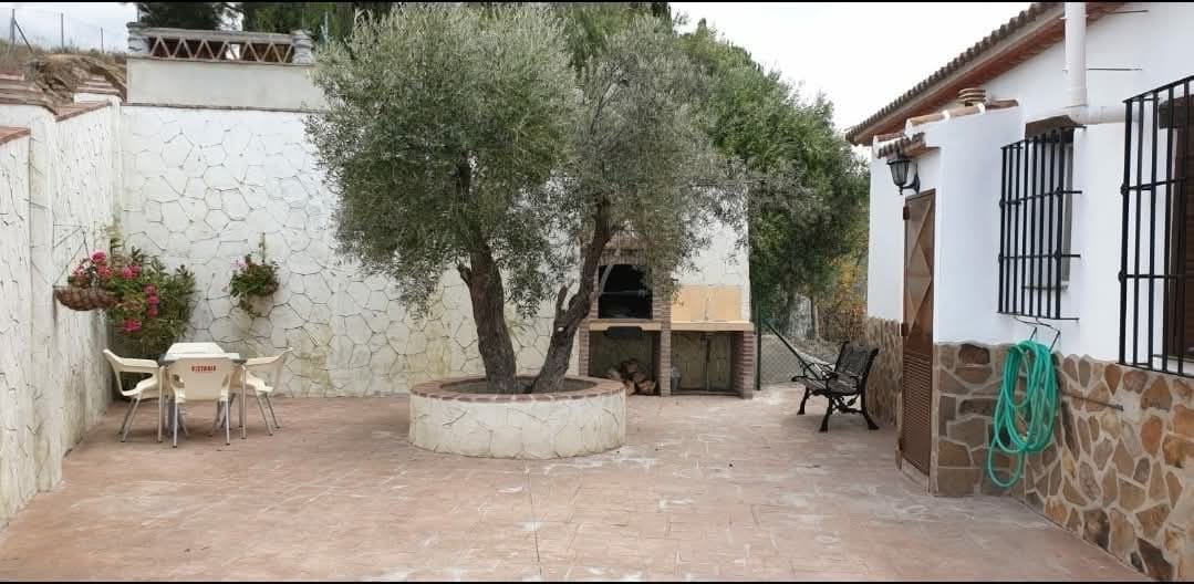 3 bedroom Townhouse for rent in Sedella with garage - € 800 (Ref: 9538884)
