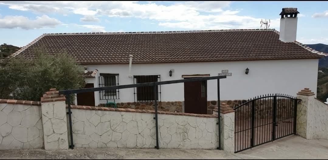 3 bedroom Townhouse for rent in Sedella with garage - € 800 (Ref: 9538884)