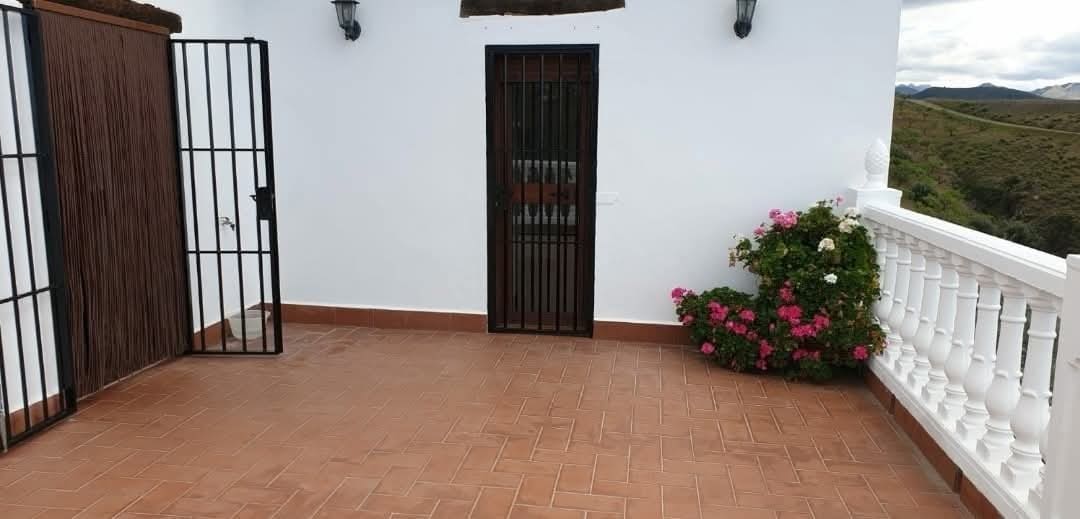 3 bedroom Townhouse for rent in Sedella with garage - € 800 (Ref: 9538884)