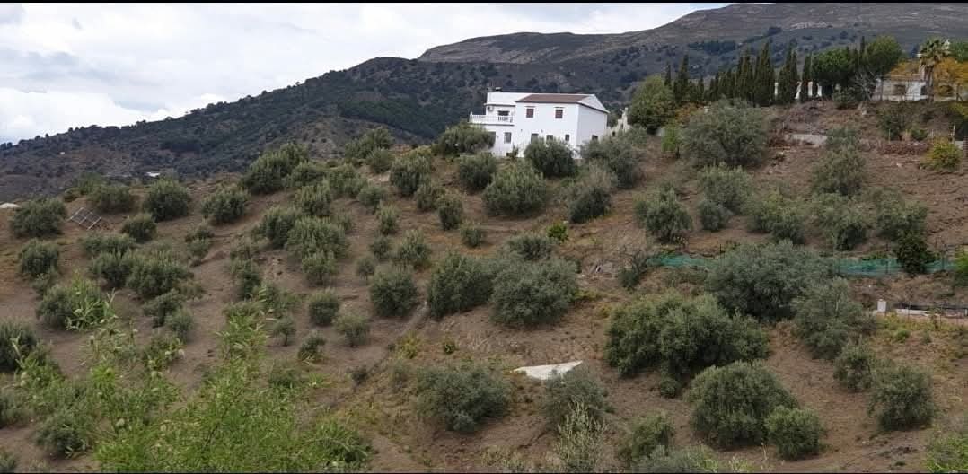 3 bedroom Townhouse for rent in Sedella with garage - € 800 (Ref: 9538884)