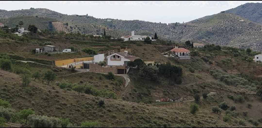 3 bedroom Townhouse for rent in Sedella with garage - € 800 (Ref: 9538884)