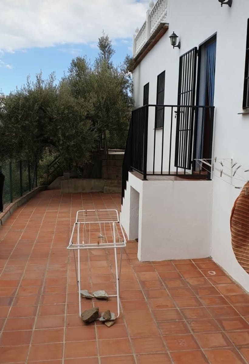 3 bedroom Townhouse for rent in Sedella with garage - € 800 (Ref: 9538884)