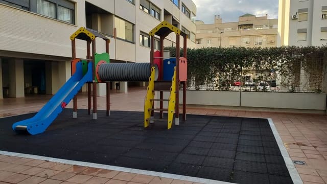 2 slaapkamer Flat te huur in Mainake, Málaga stad met zwembad - € 1.400 (Ref: 9677893)