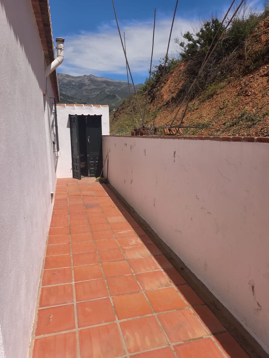 Mark att hyra i Sedella - 900 € (Ref: 9789511)