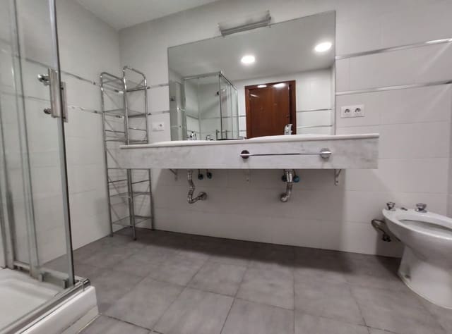 Appartement de 4 chambres à louer à Perchel Norte, Malaga ville - 1 800 € (Ref: 9847807)