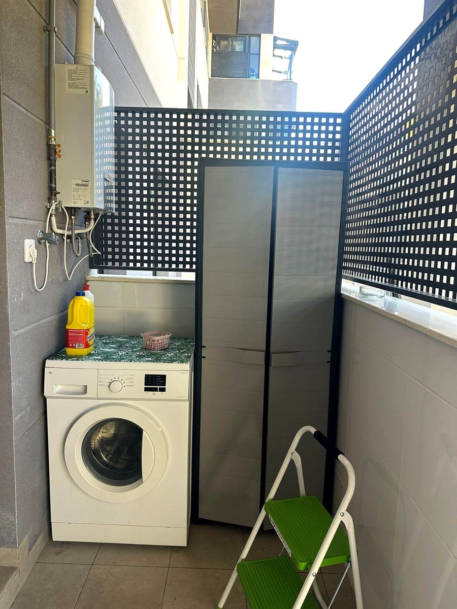 2 slaapkamer Flat te huur in Malaga stad met zwembad garage - € 1.500 (Ref: 9891291)
