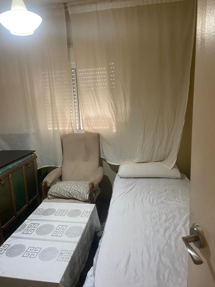 3 bedroom Flat for rent in Malaga city - € 950 (Ref: 9946565)