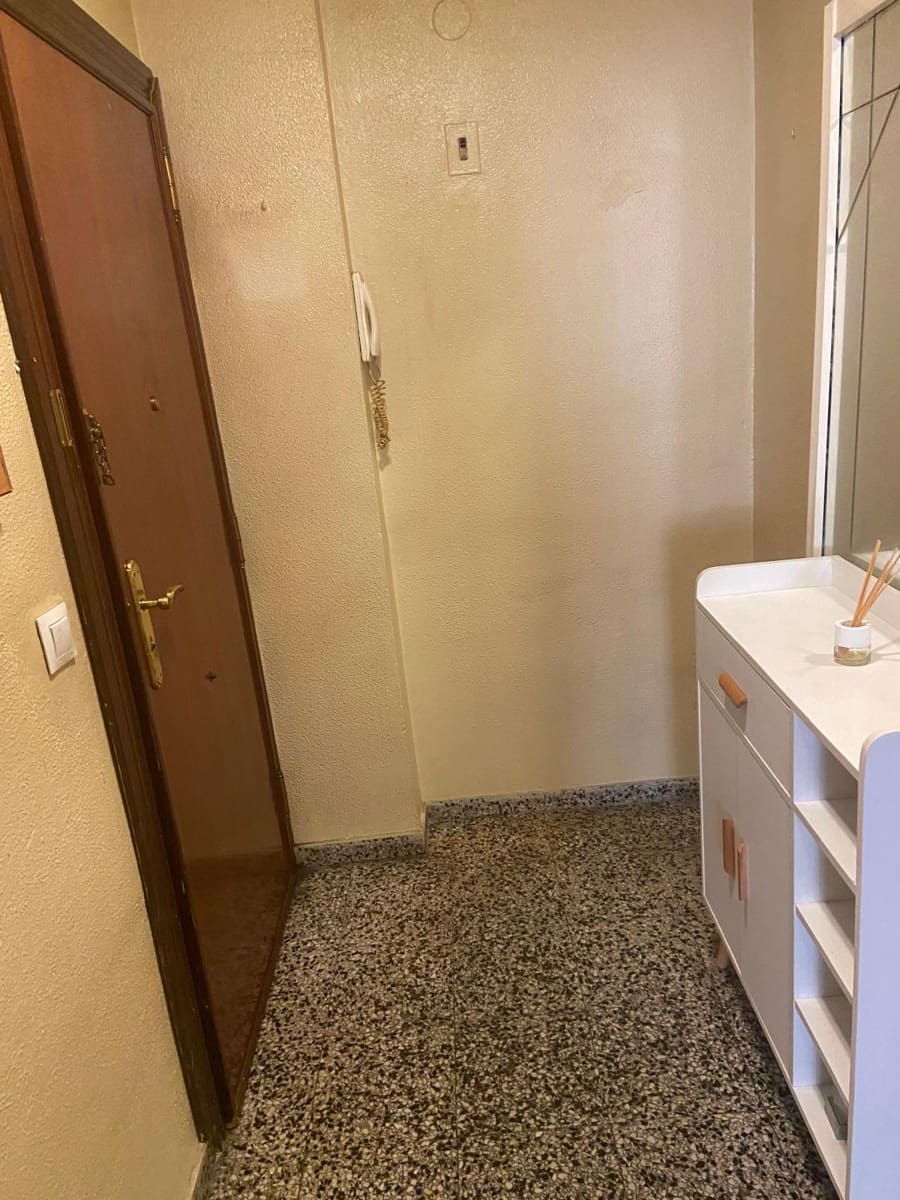 3 bedroom Flat for rent in Malaga city - € 950 (Ref: 9946565)