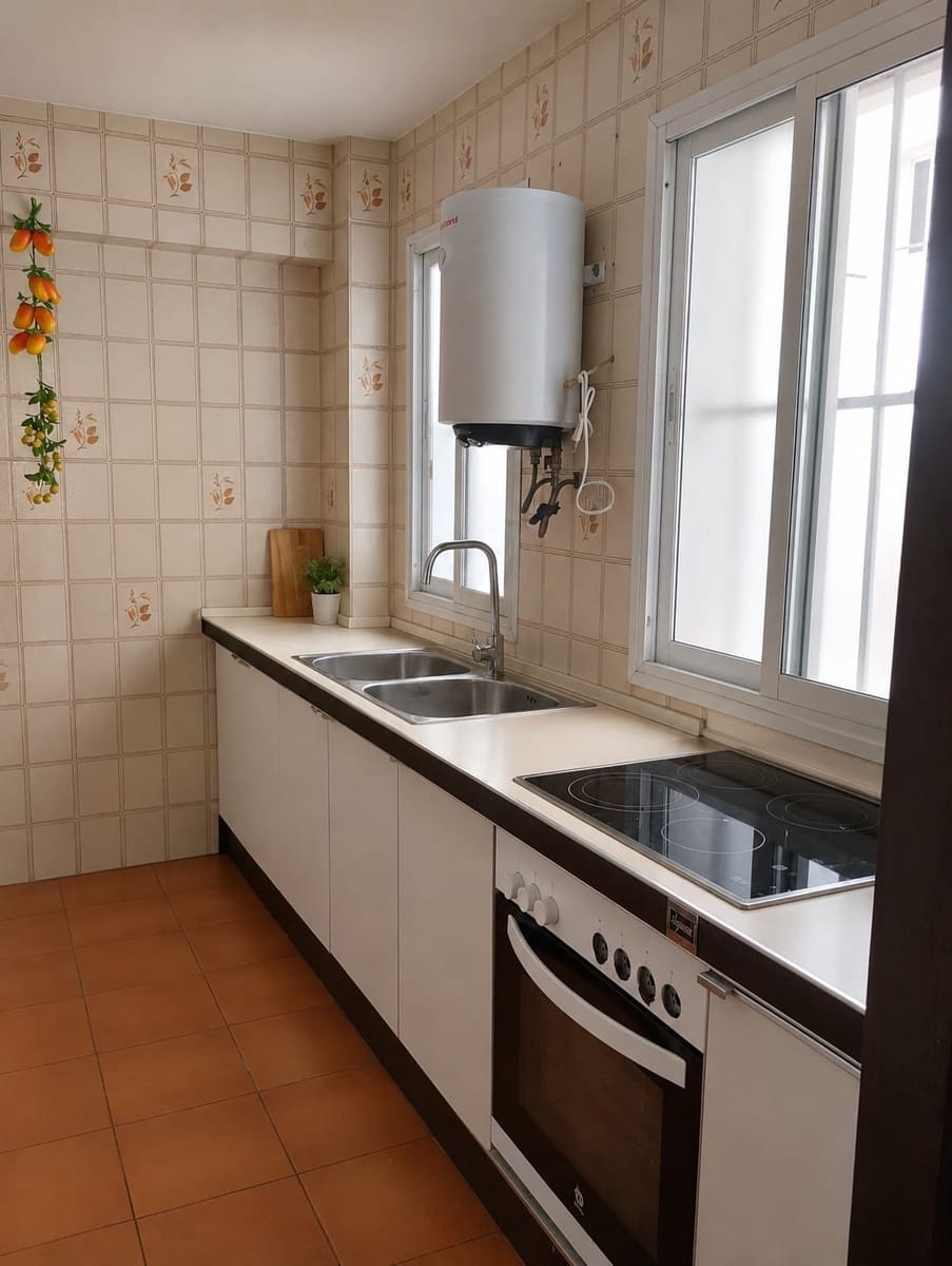 3 soveværelse Lejlighed til leje i Malaga by - € 1.300 (Ref: 9975870)
