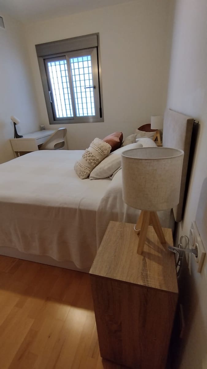 1 soverom Leilighet til leie i Malaga by med svømmebasseng garasje - € 1 500 (Ref: 9975885)