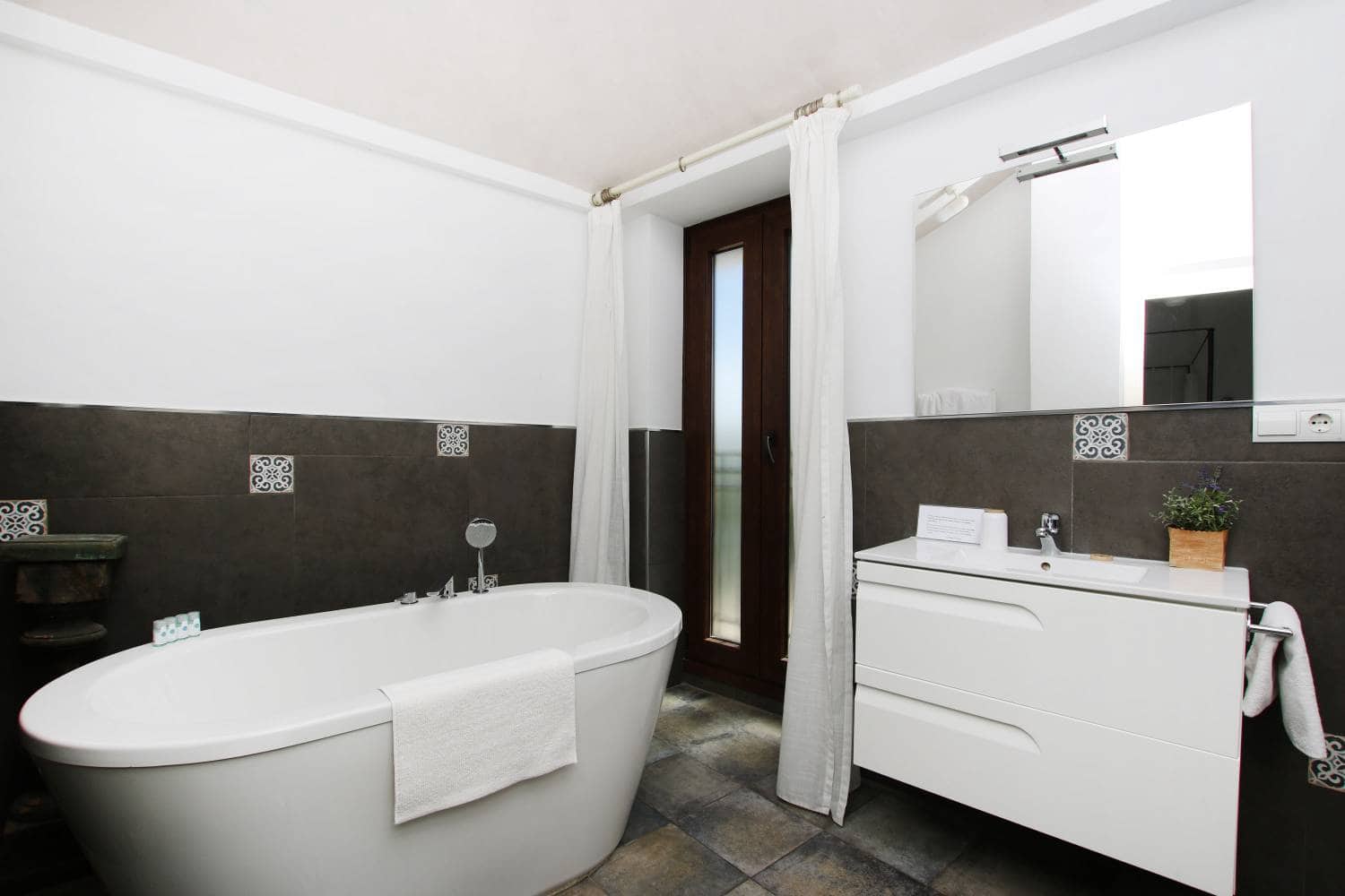 7 soveværelse Hotel til salg i Zahara de la Sierra - € 1.200.000 (Ref: 8255450)