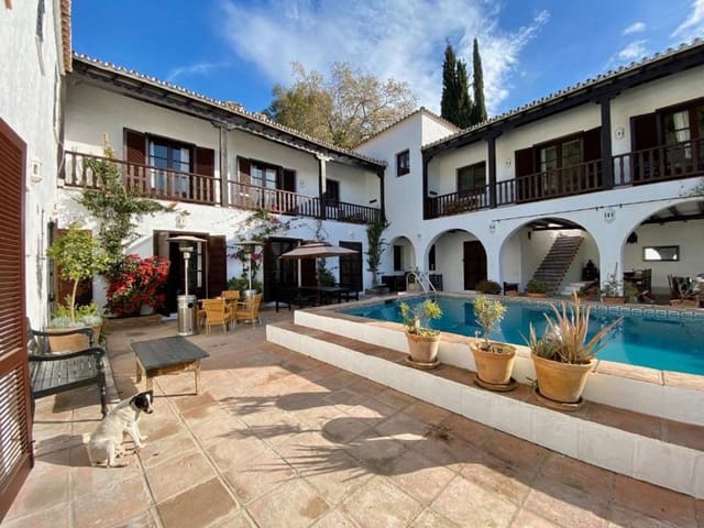 9 soveværelse Finca/Landehus til salg i Parque Central, Estepona med swimmingpool - € 2.900.000 (Ref: 8793848)