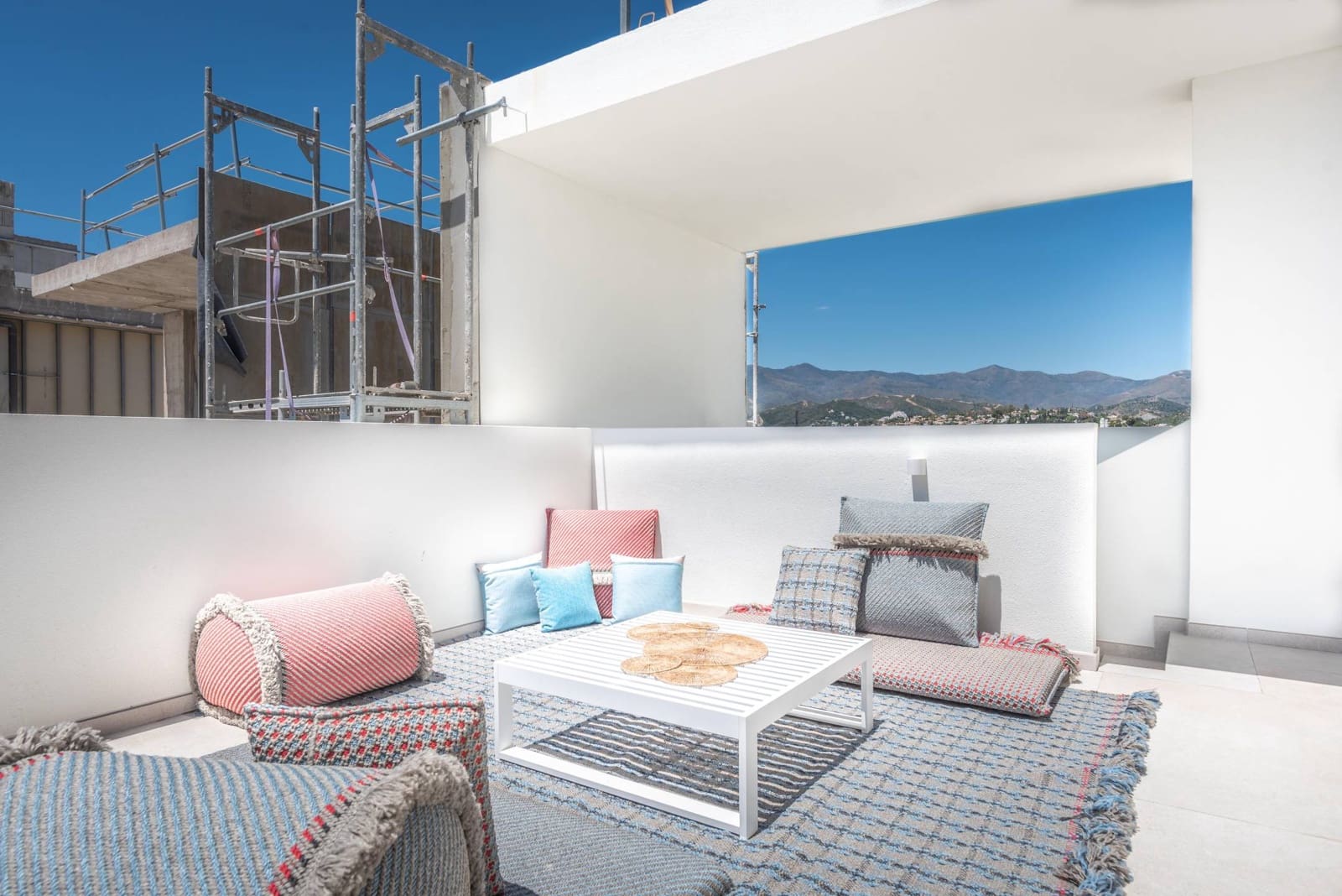 2 bedroom Apartment for sale in Estepona with pool - € 565,000 (Ref: 8945546)