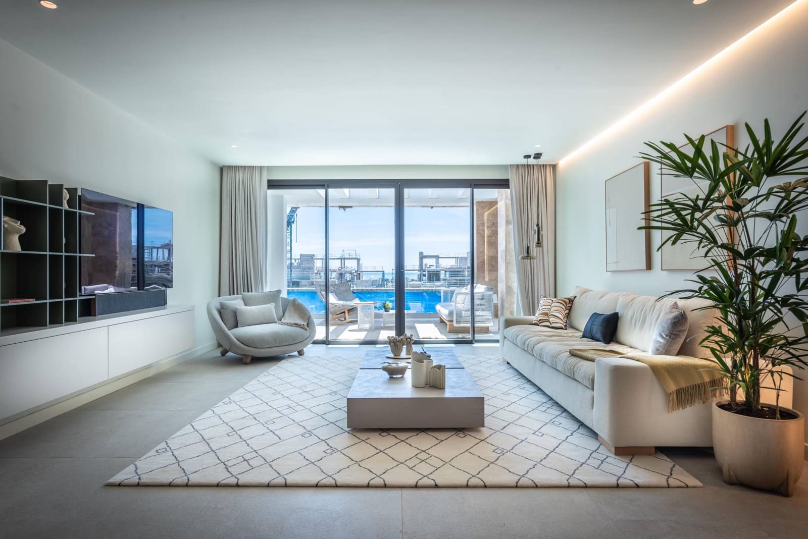 2 bedroom Apartment for sale in Estepona with pool - € 565,000 (Ref: 8945546)