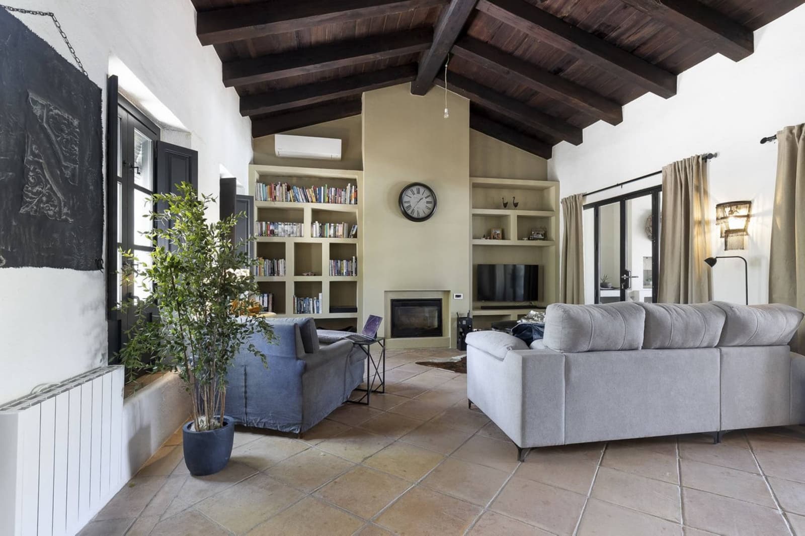 13 makuuhuone Hotelli myytävänä paikassa Villanueva de la Concepcion mukana uima-altaan - 1 999 000 € (Ref: 9756295)