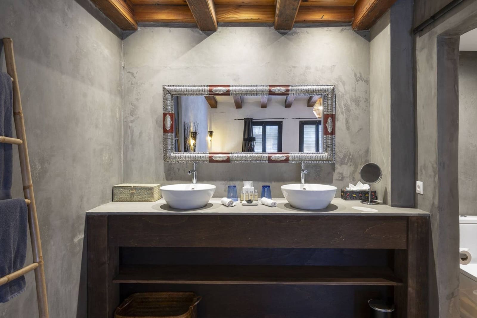 13 makuuhuone Hotelli myytävänä paikassa Villanueva de la Concepcion mukana uima-altaan - 1 999 000 € (Ref: 9756295)