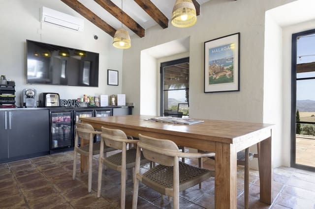 13 makuuhuone Hotelli myytävänä paikassa Villanueva de la Concepcion mukana uima-altaan - 1 999 000 € (Ref: 9756295)