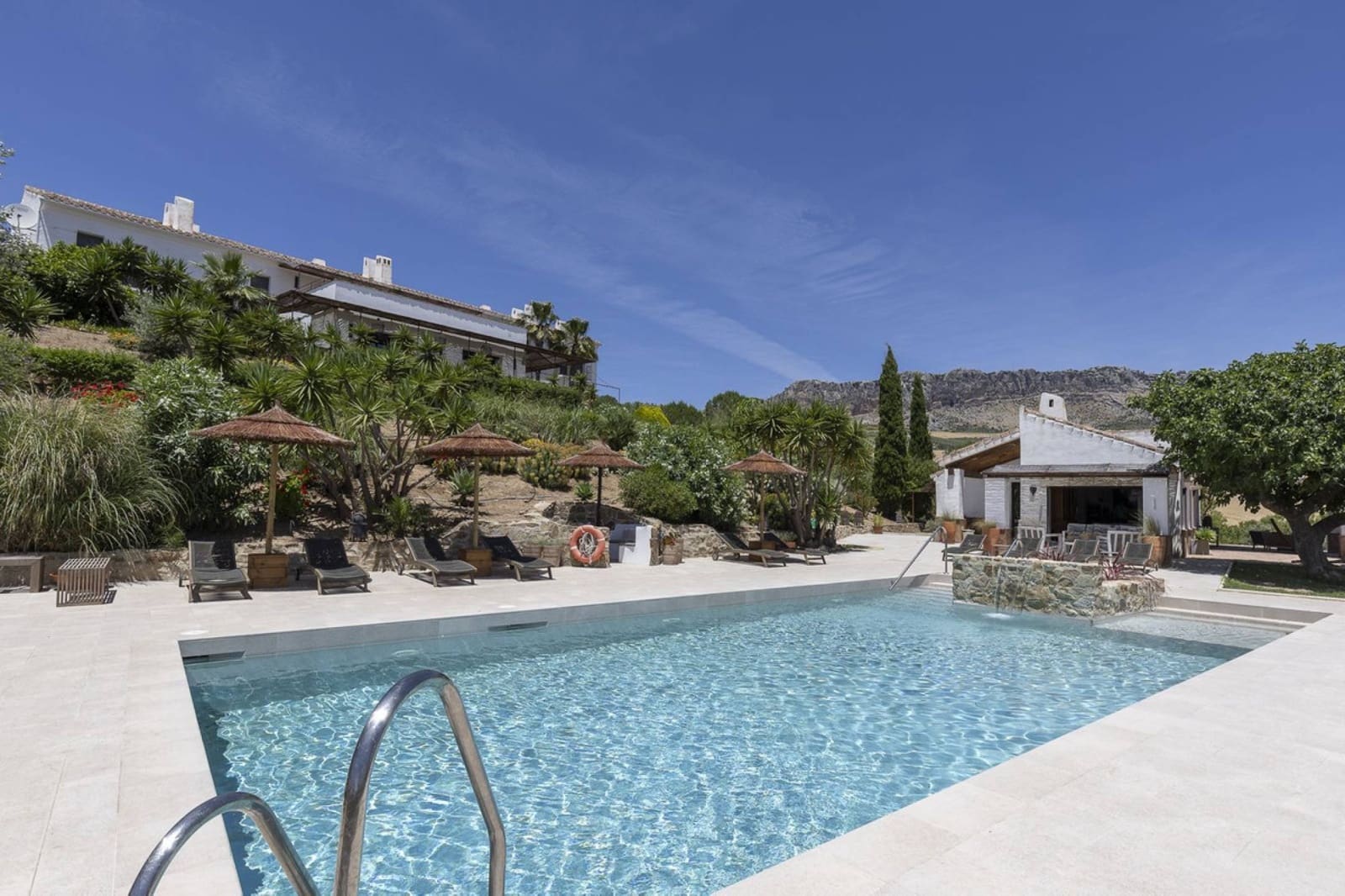 13 makuuhuone Hotelli myytävänä paikassa Villanueva de la Concepcion mukana uima-altaan - 1 999 000 € (Ref: 9756295)