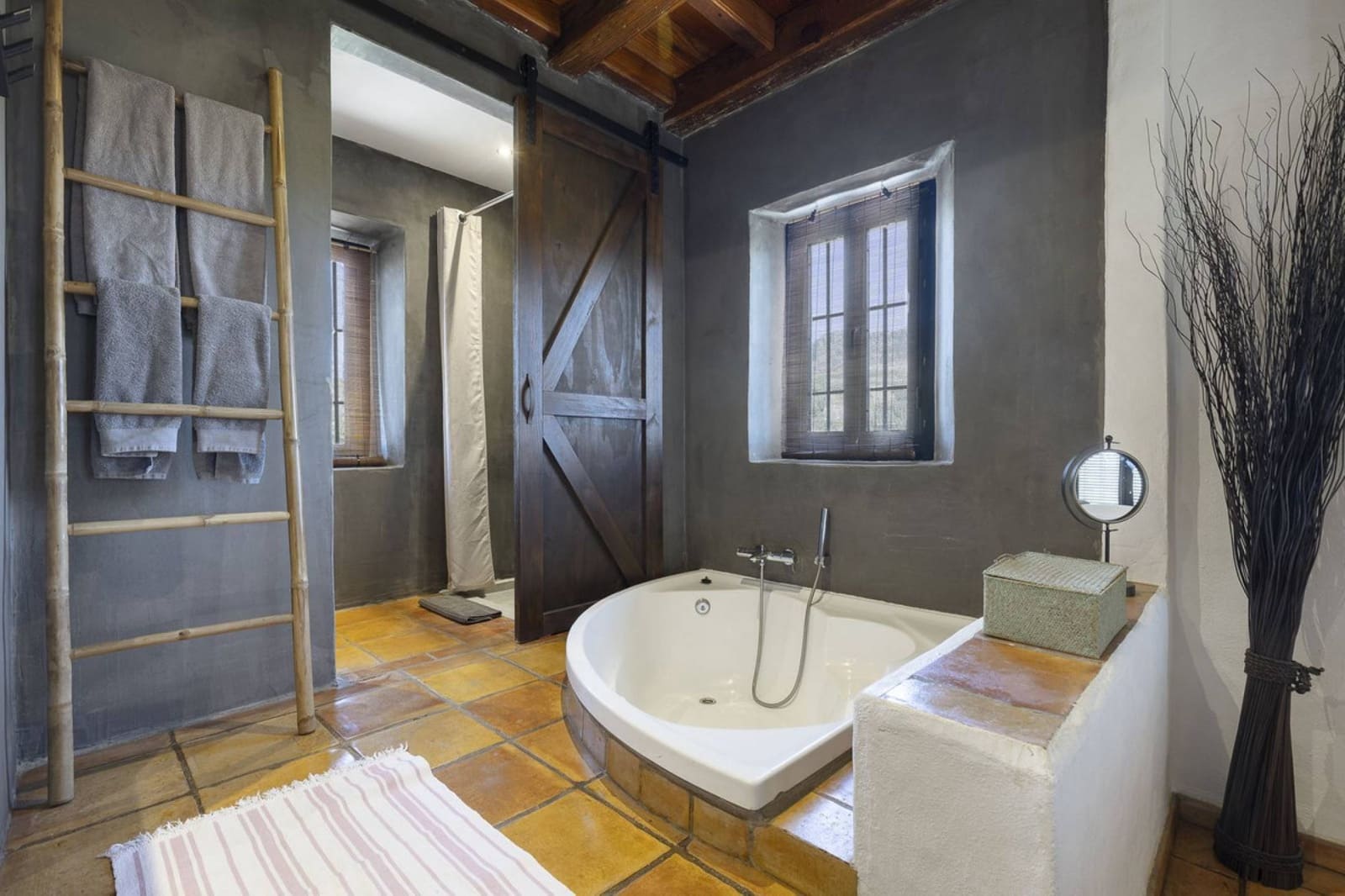 13 makuuhuone Hotelli myytävänä paikassa Villanueva de la Concepcion mukana uima-altaan - 1 999 000 € (Ref: 9756295)