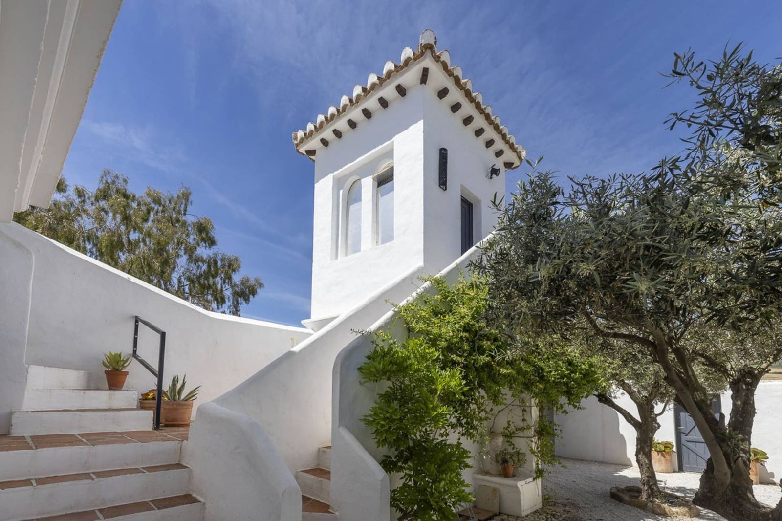 13 makuuhuone Hotelli myytävänä paikassa Villanueva de la Concepcion mukana uima-altaan - 1 999 000 € (Ref: 9756295)