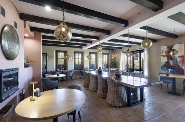 13 makuuhuone Hotelli myytävänä paikassa Villanueva de la Concepcion mukana uima-altaan - 1 999 000 € (Ref: 9756295)