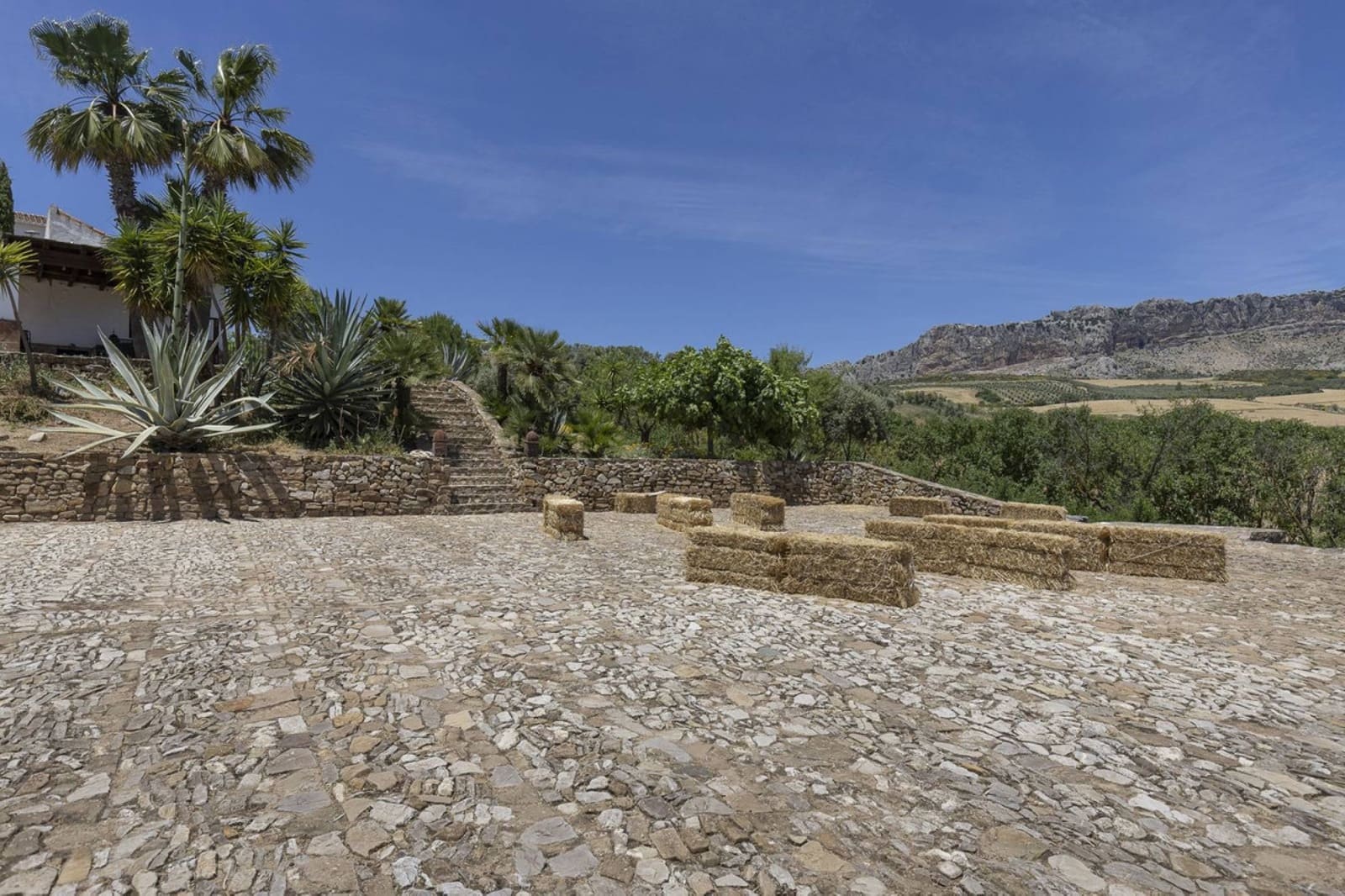 13 makuuhuone Hotelli myytävänä paikassa Villanueva de la Concepcion mukana uima-altaan - 1 999 000 € (Ref: 9756295)