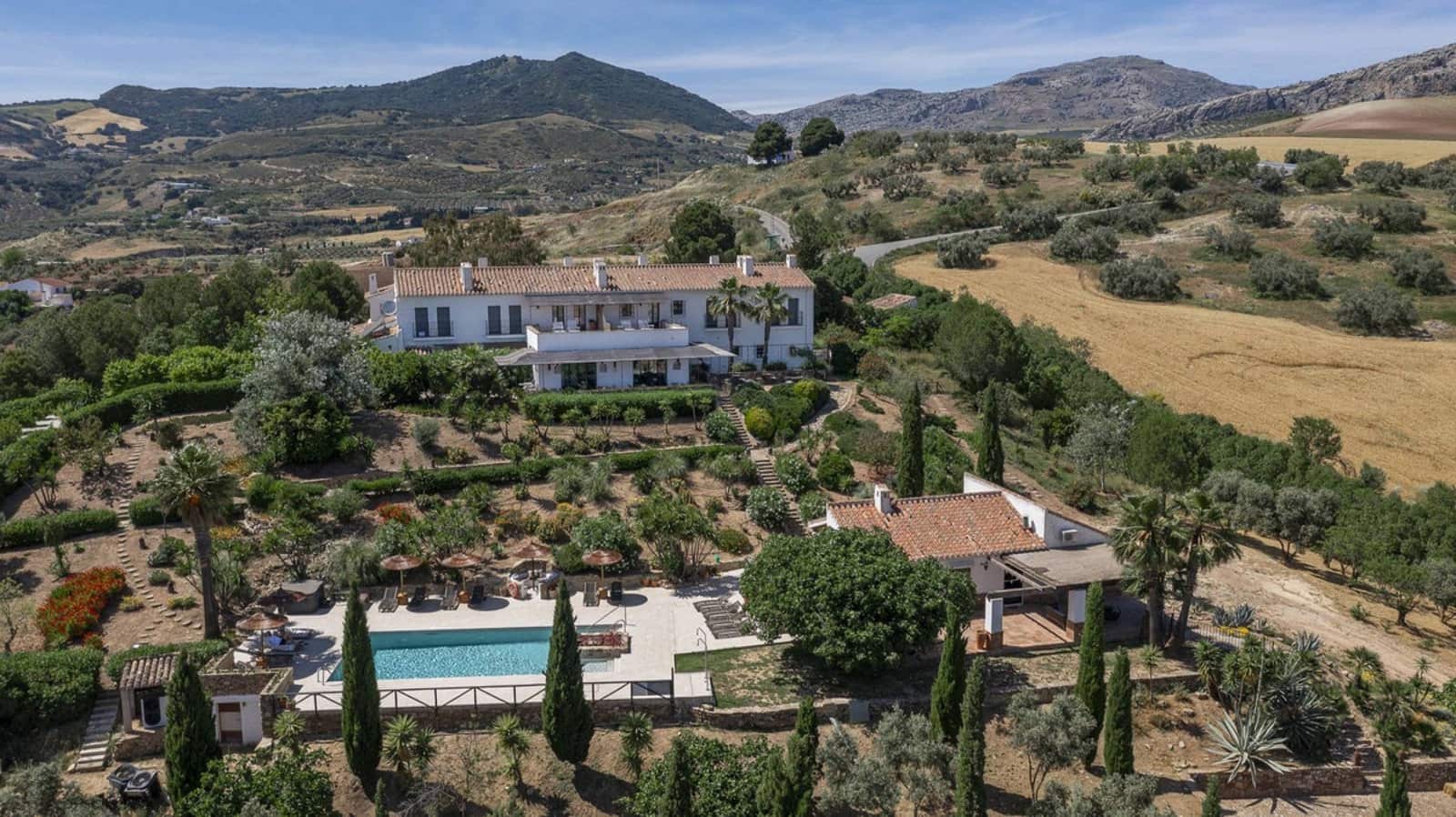 13 makuuhuone Hotelli myytävänä paikassa Villanueva de la Concepcion mukana uima-altaan - 1 999 000 € (Ref: 9756295)