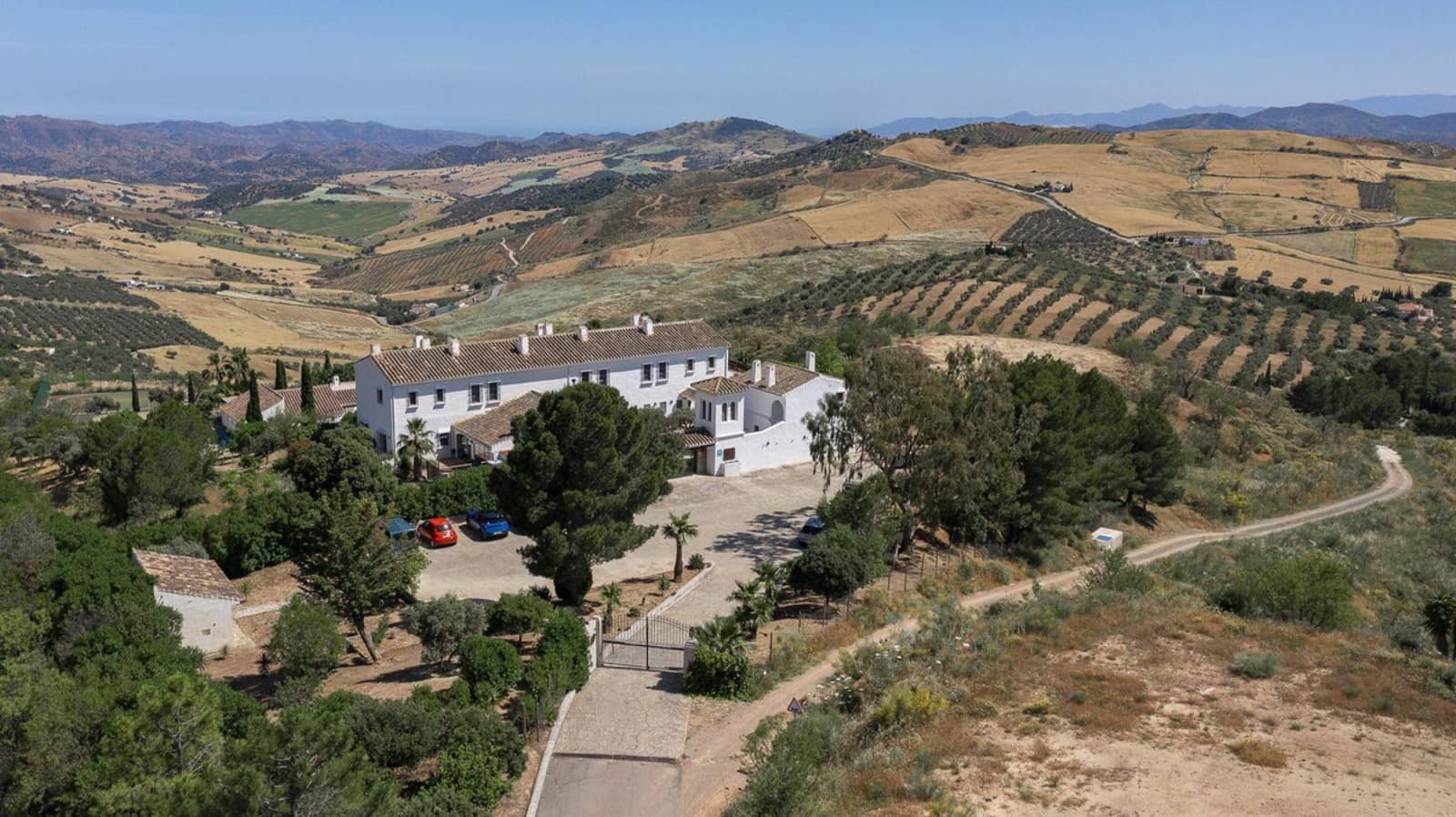 13 makuuhuone Hotelli myytävänä paikassa Villanueva de la Concepcion mukana uima-altaan - 1 999 000 € (Ref: 9756295)