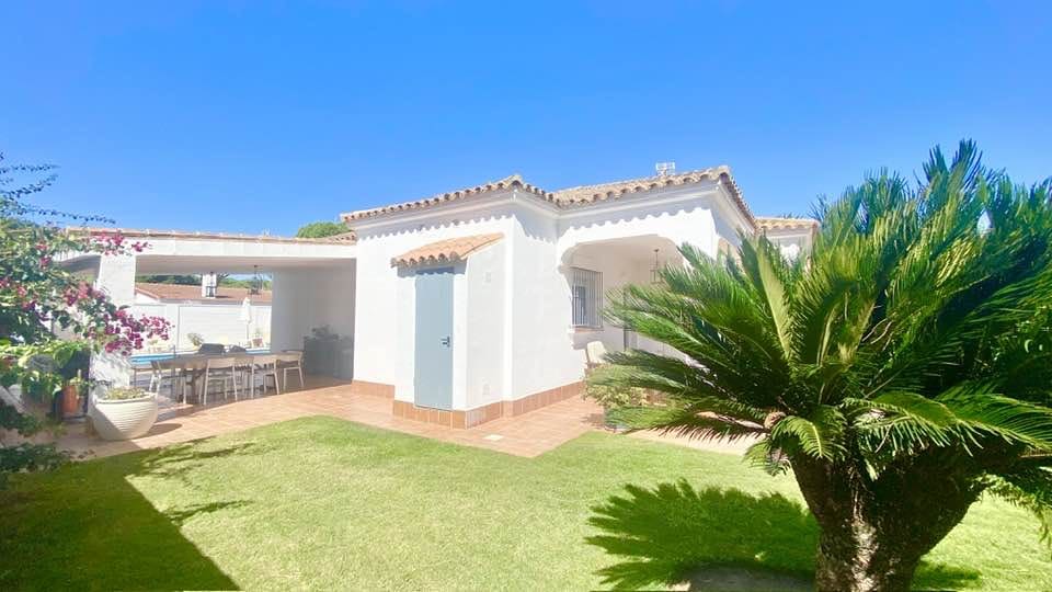 4 bedroom Villa for sale in Chiclana de la Frontera with pool garage
