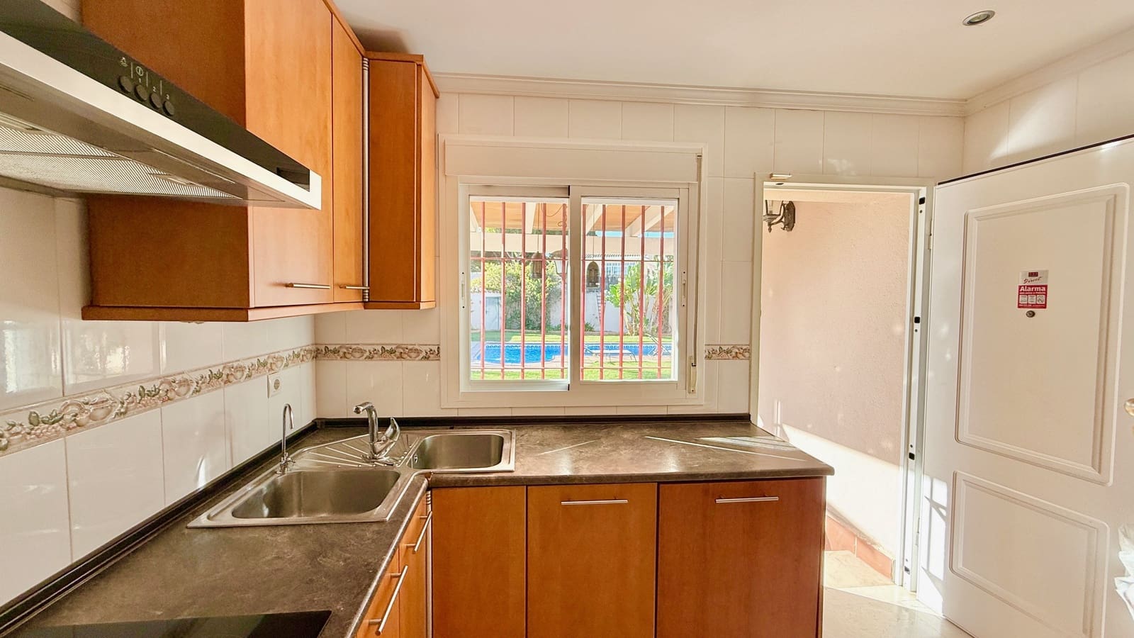 4 bedroom Villa for sale in Chiclana de la Frontera with pool garage - € 525,000 (Ref: 9523277)