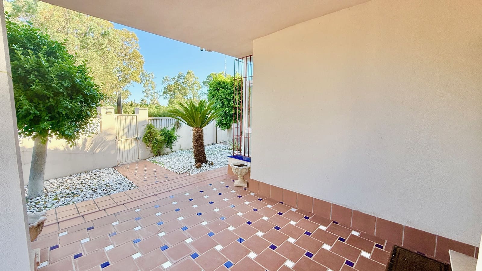 4 bedroom Villa for sale in Chiclana de la Frontera with pool garage - € 525,000 (Ref: 9523277)