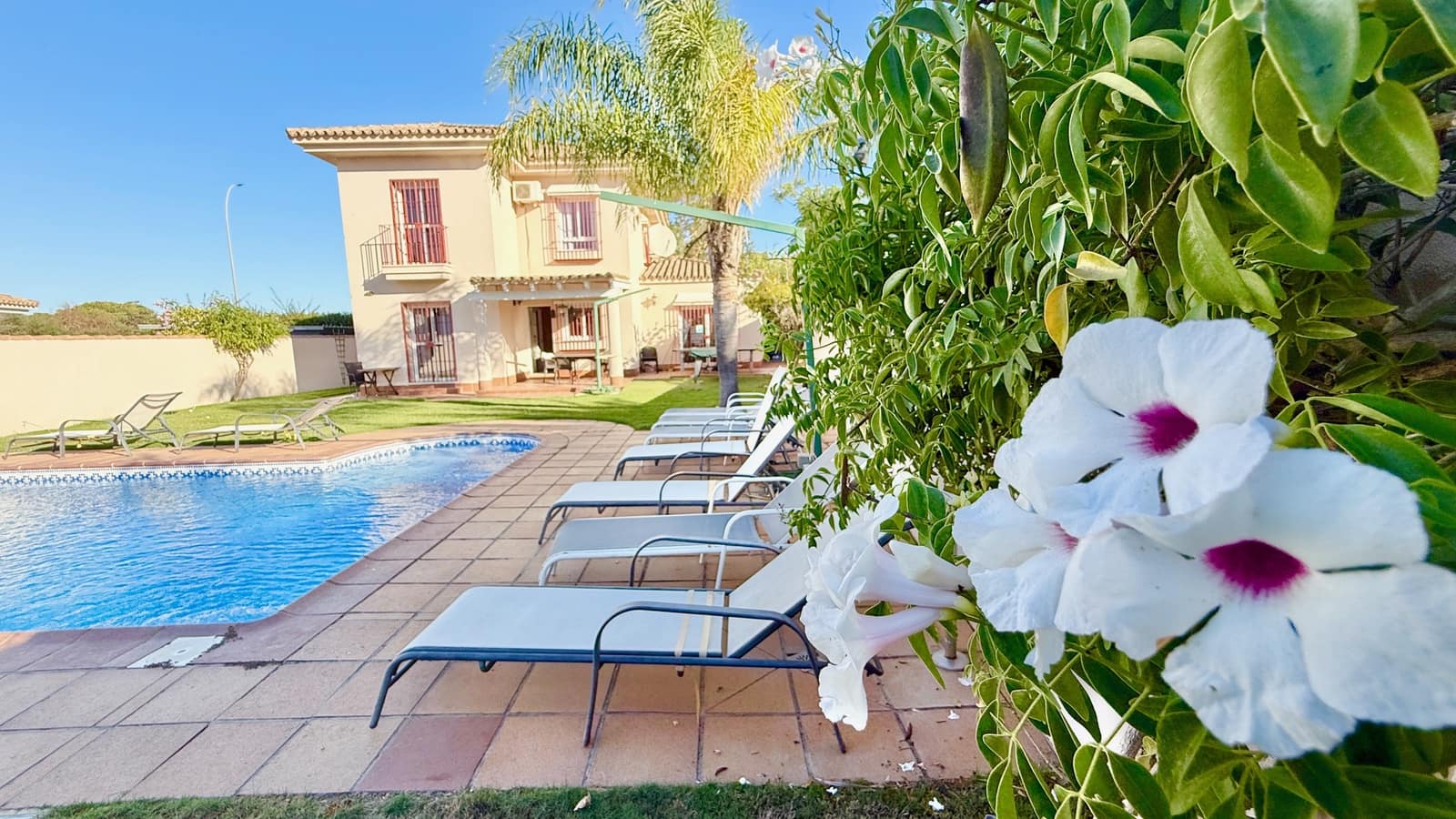 4 bedroom Villa for sale in Chiclana de la Frontera with pool garage - € 525,000 (Ref: 9523277)