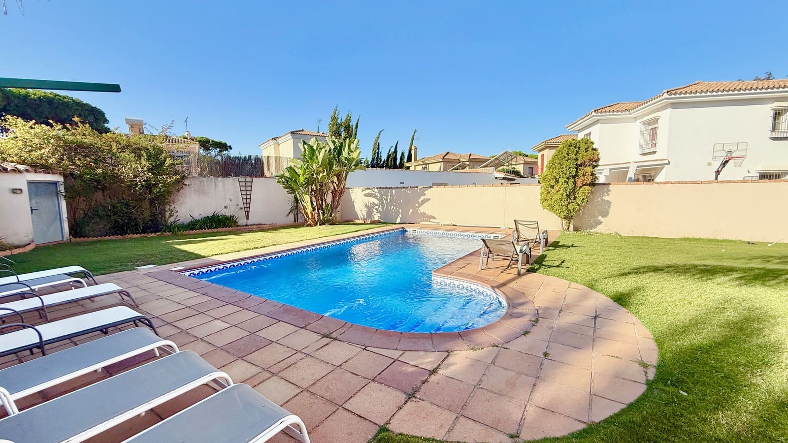 4 bedroom Villa for sale in Chiclana de la Frontera with pool garage - € 525,000 (Ref: 9523277)