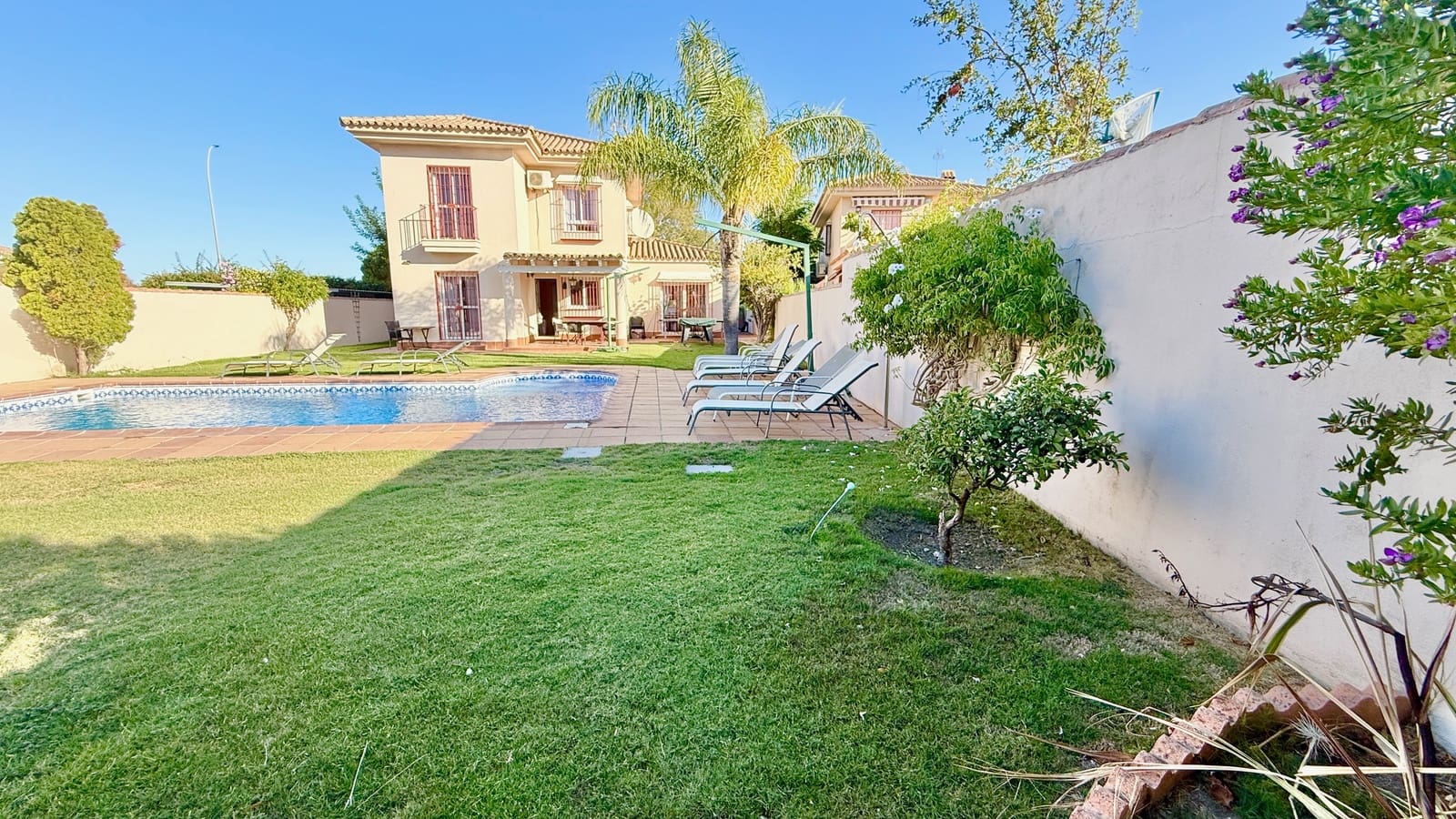 4 bedroom Villa for sale in Chiclana de la Frontera with pool garage - € 525,000 (Ref: 9523277)