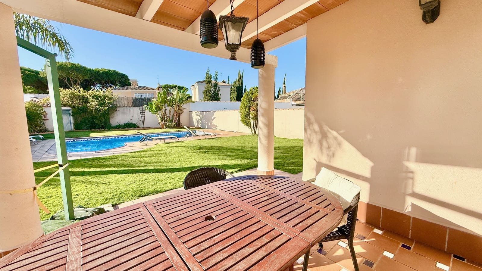 4 bedroom Villa for sale in Chiclana de la Frontera with pool garage - € 525,000 (Ref: 9523277)