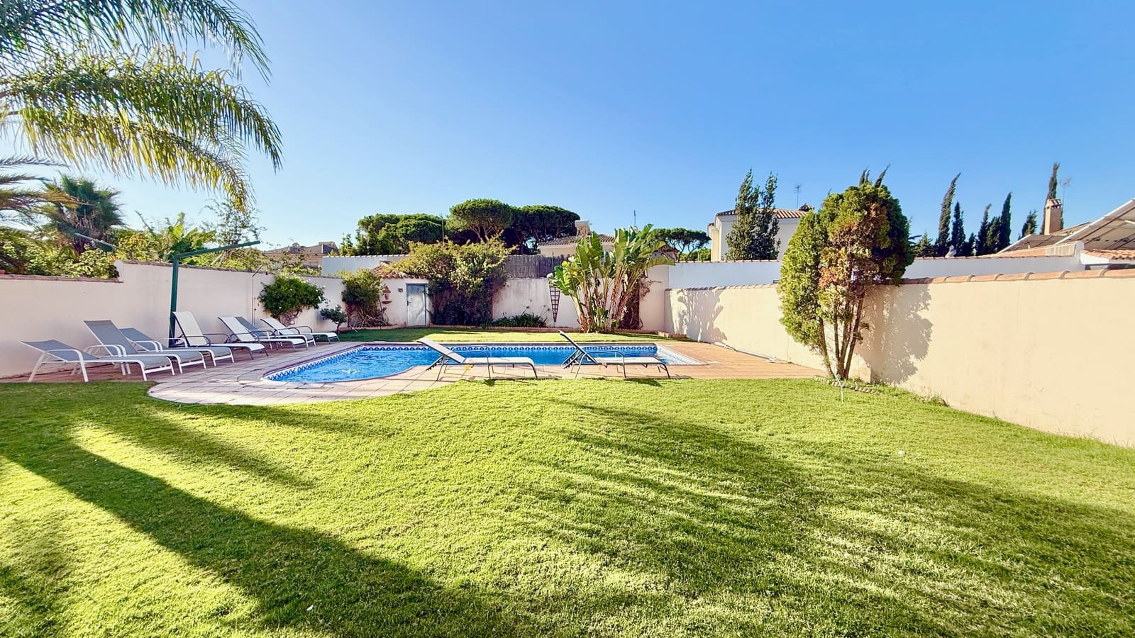 4 bedroom Villa for sale in Chiclana de la Frontera with pool garage - € 525,000 (Ref: 9523277)