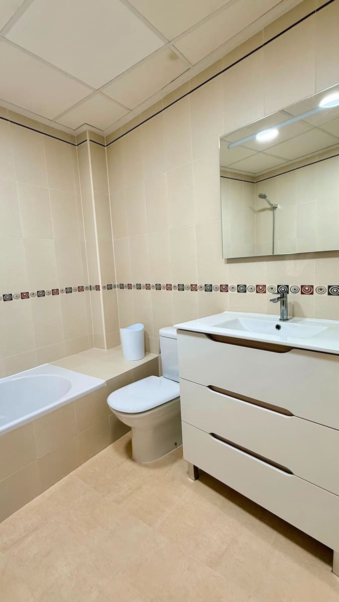 2 slaapkamer Flat te huur in Albox - € 650 (Ref: 10015098)