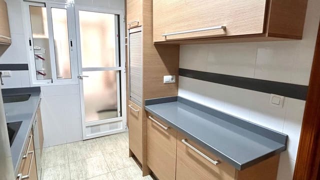 4 bedroom Flat for rent in Albox with garage - € 700 (Ref: 9385056)